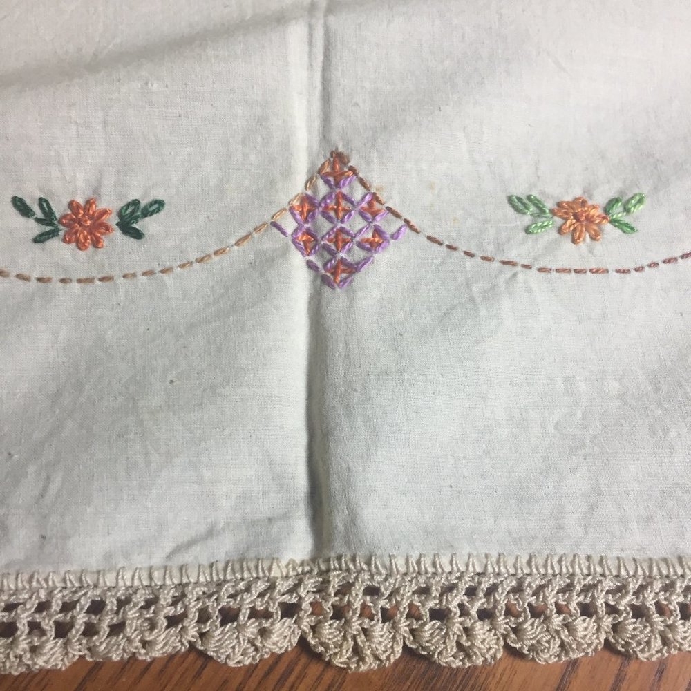 VTG Embroidered Tablecloth 4 Napkins Lilacs - Picture 7 of 15